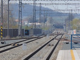 Ti�novsk� zhlav� stanice Ku�im. V m�stech, kde vlevo kon�� protihlukov� st�ny,...