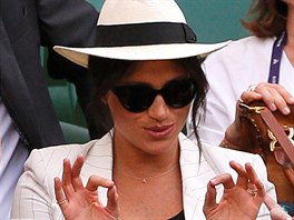 Vévodkyn Meghan na Wimbledonu na zápase Sereny Williamsové a Kajy Juvanové...