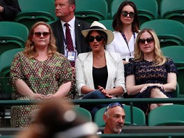 Vévodkyn Meghan na Wimbledonu na zápase Sereny Williamsové a Kajy Juvanové...
