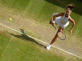 Podání Karolíny Muchové ve čtvrtfinále Wimbledonu.