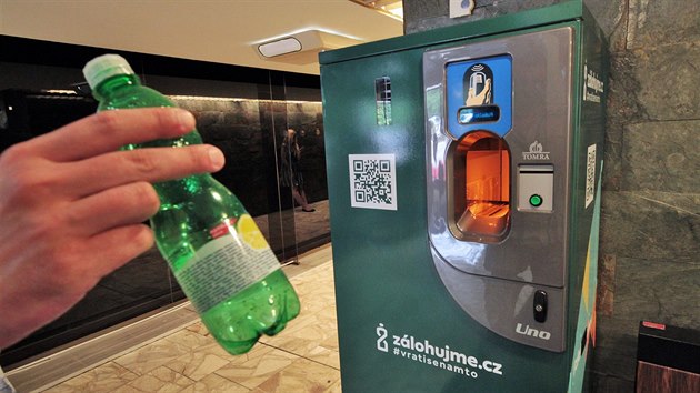 Automat na vracení PET lahví stojí na recepci hotelu Thermal. Po vložení prázdné lahve jako protihodnotu vytiskne volnou vstupenku do Muzea Mattoni v Kyselce.