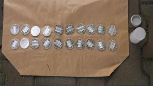 Zloději vykradli chatu na Karlovarsku, vzali z ní stříbrné mince za bezmála tři miliony korun.