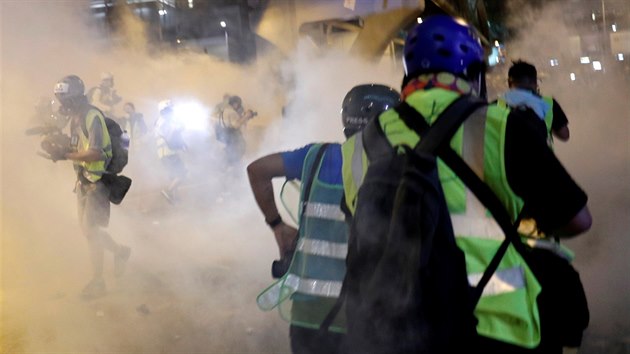 Policie za pouit slznho plynu vyhn demonstranty z parlamentu, kter obsadili v dvjch hodinch (1. ervence 2019)
