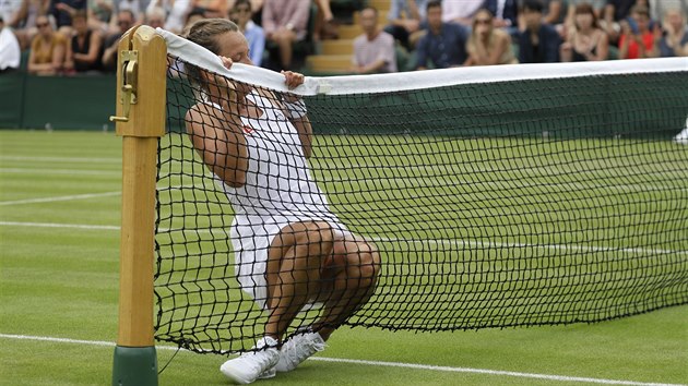 esk tenistka Barbora Strcov nabhla do st bhem 3. kola Wimbledonu.