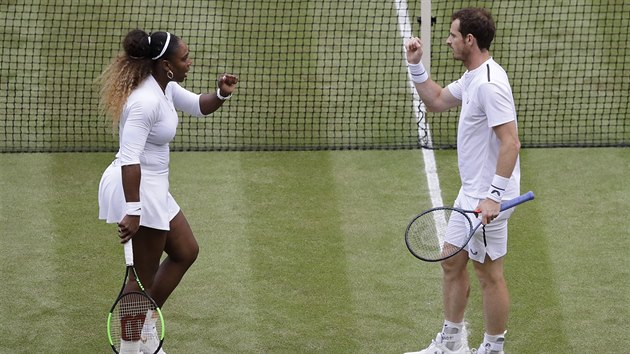 Andy Murray a Serena Williamsov se spolu ve Wimbledonu pedstavili ve smen tyhe.