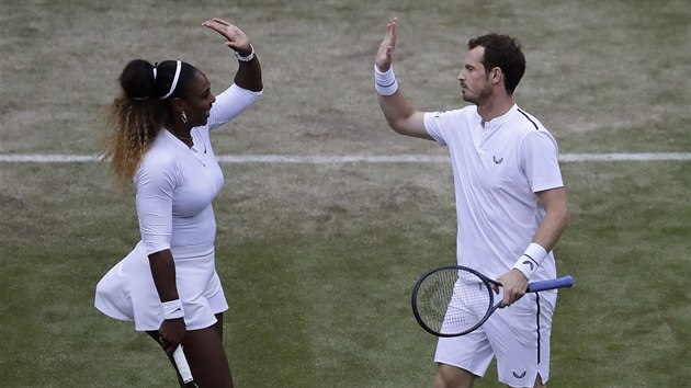 SUPERPR. Serena Williamosv a Andy Murray postoupili ve smen tyhre do druhho kola Wimbledonu.