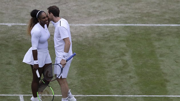 PORADA. Serena Williamsov a Andy Murray spolu poprv v karie nastoupili ve smen tyhre ve Wimbledonu.