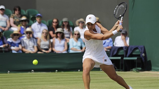 Svtov jednika Ashleigh Bartyov v osmifinle Wimbledonu.