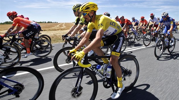 Francouzsk cyklista Julian Alaphilippe v lutm trikotu ldra Tour de France.