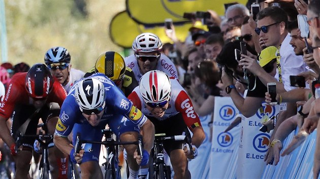 Italský cyklista Elia Viviani spurtuje pro vítězství ve čtvrté etapě Tour de France.