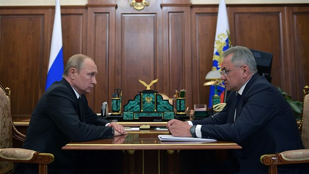 Rusk prezident Vladimir Putin s ministrem obrany Sergejem ojguem. (2. ervence 2019)
