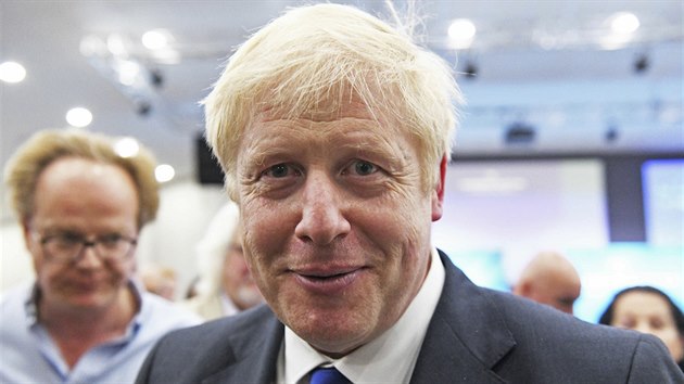 Bval ministr zahrani Boris Johnson se zastnil debaty v Cardiffu. (6. ervence 2019)