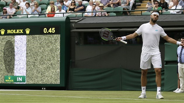 Ji Vesel reaguje na vrok jestbho oka v prvnm kole Wimbledonu.