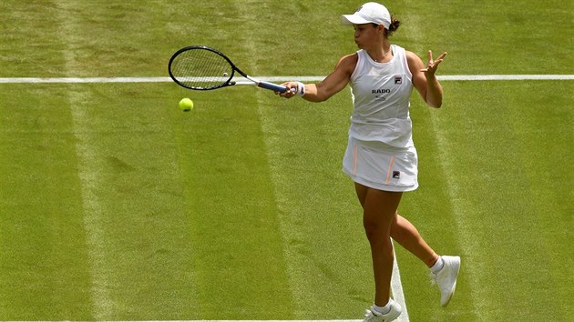 Australanka Ashleigh Bartyov hraje forhend v prvnm kole Wimbledonu.