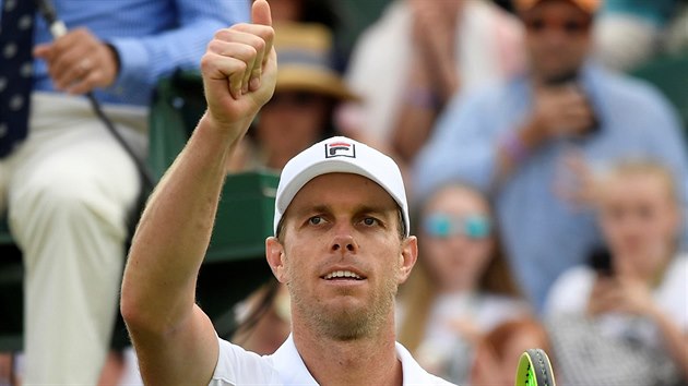 Amerian Sam Querrey se raduje z vhry nad Dominicem Thiemem v prvnm kole Wimbledonu.