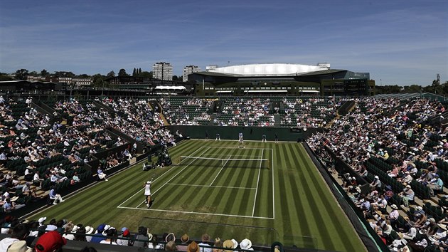 Momentka z utkn druhho kola Wimbledonu mezi Australankou Ashleigh Bartyovou a Belgiankou Alison Van Uytvanckovou