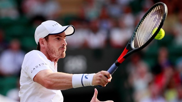 Brit Andy Murray se sousted na forhendov volej v prvnm kole wimbledonsk tyhry.