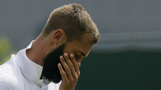 Francouz Benoit Paire bhem zpasu tetho kola Wimbledonu proti Jimu Veselmu.