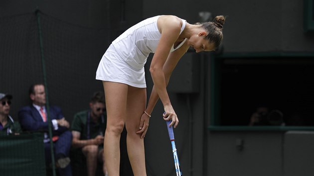 Karolna Plkov ve tetm kole Wimbledonu, ve kterm se utkala s Tchjwankou Sie u-wej.