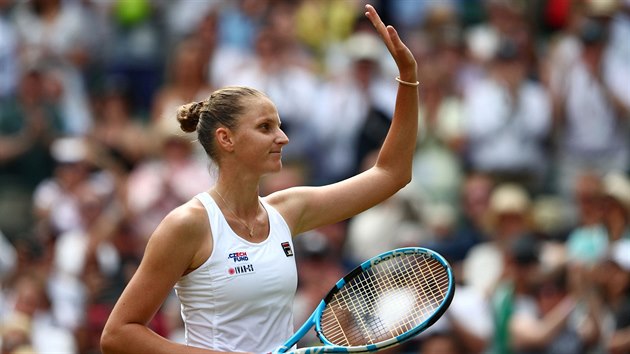 Karolna Plkov se raduje z postupu do osmifinle Wimbledonu.