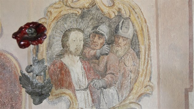 Fresky v simtanské kapli byly skryty – neznámo jak dlouho – pod zabílením. Malba byla zřejmě přetřena po opravách kapličky ve 2. polovině
19. století nebo nejpozději na počátku 20. století.