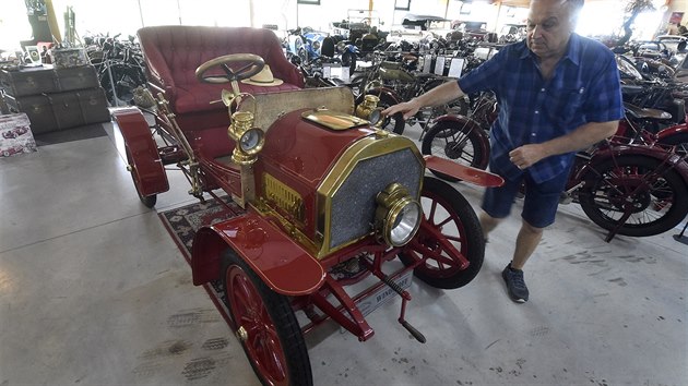 Kopivnick AutoMotoMuzeum Oldtimer vystavuje jedin dochovan exempl automobilu Windhoff z roku 1902. Vpravo je majitel muzea Jaroslav er.