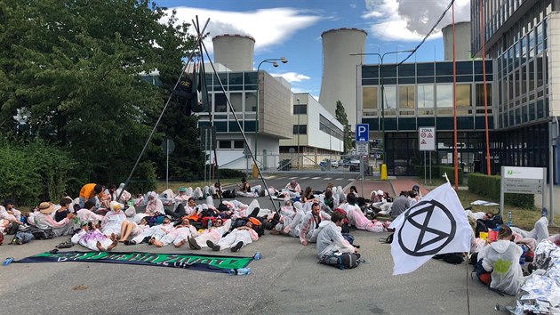 Demonstranti protestuj proti zneitn, kter zpsobuje uheln elektrrna Chvaletice. (5. 7. 2019