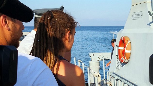 Nmeck kapitnka Sea-Watch 3 Carola Rackete (uprosted) byla eskortovna na italskou lo, kterj ji dopravila na ostrov Lampedusa. (1. ervence 2019)
