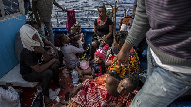 Migranti odpovajc na lodi, kter m na italsk ostrov Lampedusa. (30. ervna 2019)