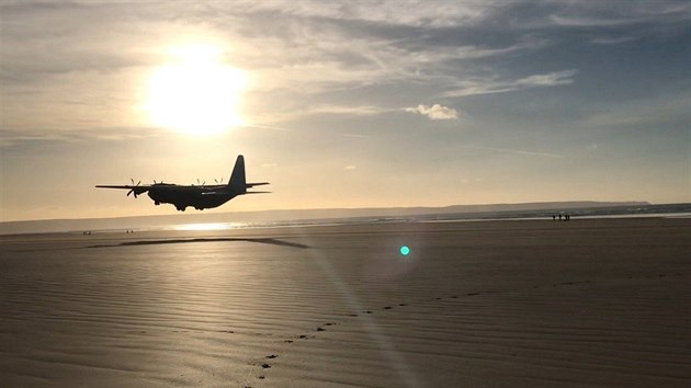 Saunton Sands pouv ministerstvo obrany dodnes k procviovn plovho startu a pistn nkladnch letadel Hercules.