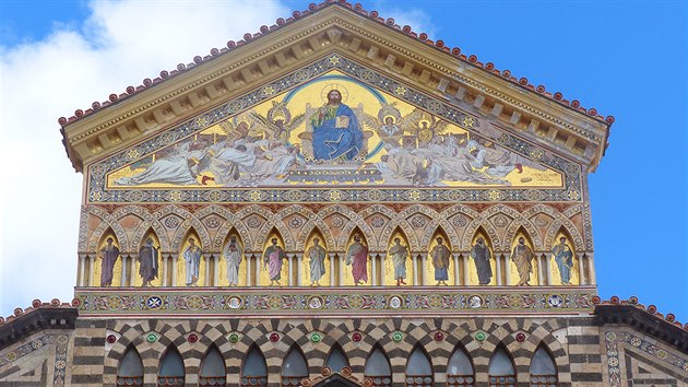 Velkolepé průčelí katedrály v Amalfi