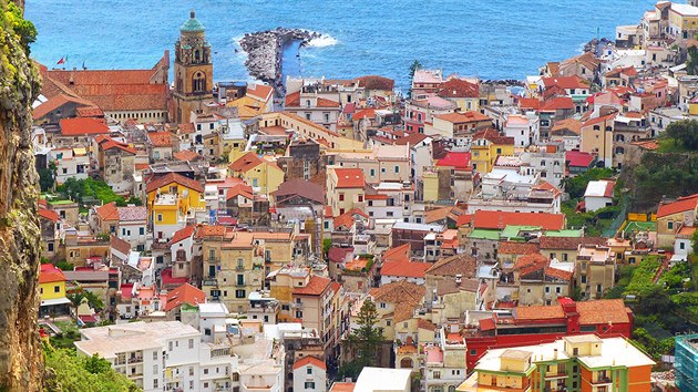 Neotřelý pohled na Amalfi z vnitrozemí. Abyste si jej užili, bude vás to stát pár stovek schodů vzhůru.