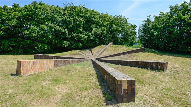 Pam�tn�k prvn�ho rozhlasov�ho vys�l�n� na �esk�m �zem�, odkud se roku 1923 poprv� vys�lal sign�l Radiojournalu.