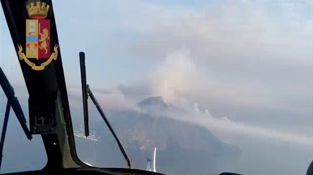 Italsk sopka Stromboli zaala chrlit dm a lvu. (3. ervence 2019)