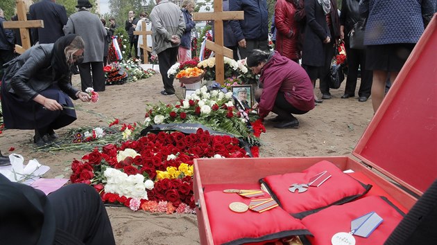 V Petrohradu pohbili 14 ruskch nmonk, kte zahynuli pi poru ruskho batyskafu Loarik v Barentsov moi. (6. ervence 2019)