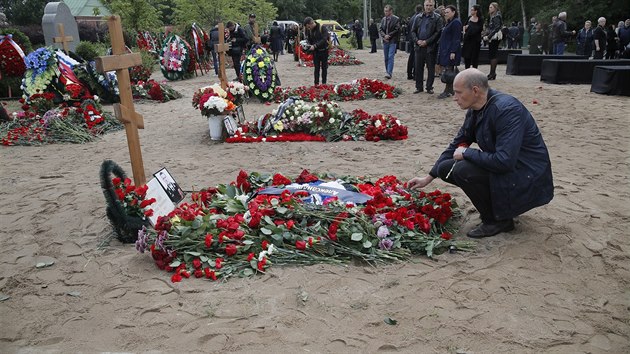 V Petrohradu pohbili 14 ruskch nmonk, kte zahynuli pi poru ruskho batyskafu Loarik v Barentsov moi. (6. ervence 2019)
