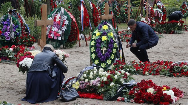 V Petrohradu pohbili 14 ruskch nmonk, kte zahynuli pi poru ruskho batyskafu Loarik v Barentsov moi. (6. ervence 2019)