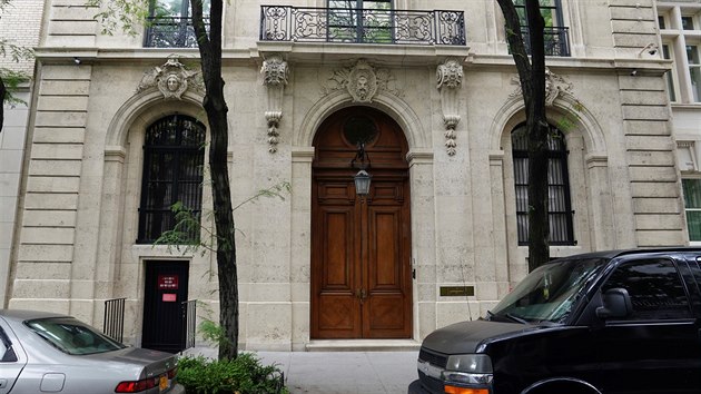 Dům Jeffreyho Epsteina na newyorské Upper East Side, kde se měly odehrát činy, za něž je finančník obviněn. (8. července 2019)