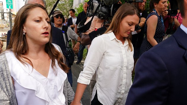 Dvě údajné poškozené, Michelle Licataová a Courtney Wildová, opouštějí soudní síň v newyorském procesu s obviněným finančníkem Jeffreym Epsteinem. (8. července 2019)