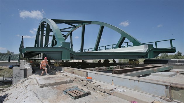 Stavaři pomalu vysunují rozestavěný tramvajový most nad siničním přivaděčem v městské části Bory.(2. července 2019)