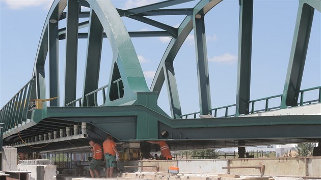 Přesný posun nového tramvajového mostu po kolejnicích neustále sleduje počítač a kontrolují lidé. (2. července 2019)