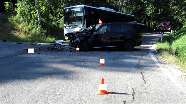 idi BMW nezvldl pobl Prachatic zatku a pejel do protismru, kde se stetl s autobusem.