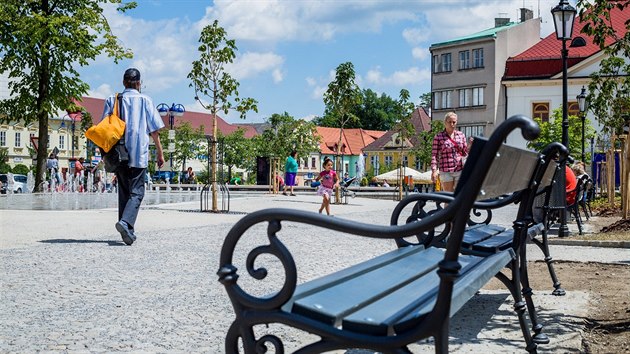 st obyvatel Jindichova Hradce si stuje, e po prvn etap prav Husovch sad ubylo strom.