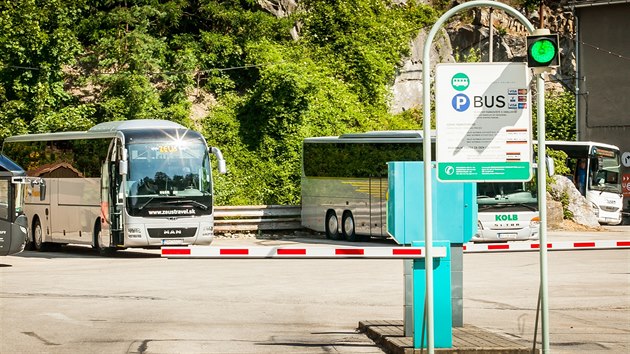 Český Krumlov za první měsíc vybral na poplatcích za vjezd autobusů s turisty do města více než čtyři miliony korun. Nové předpisy ve městě hlídají strážníci na elektrokoloběžkách.
