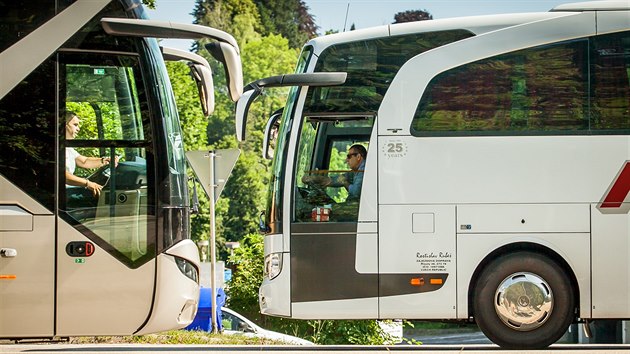 Český Krumlov za první měsíc vybral na poplatcích za vjezd autobusů s turisty do města více než čtyři miliony korun. Nové předpisy ve městě hlídají strážníci na elektrokoloběžkách.
