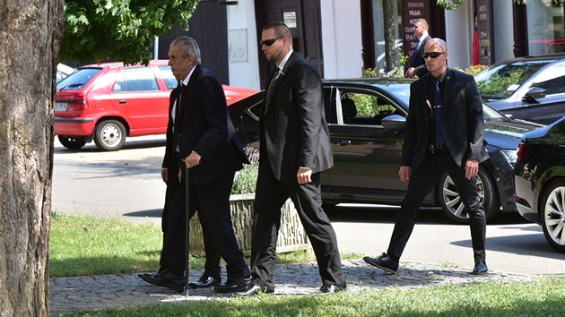 Prezident Milo Zeman pichz na poheb bvalho sentora a pedsedy JZD Sluovice Frantika uby ve Sluovicch. (3. ervence 2019)