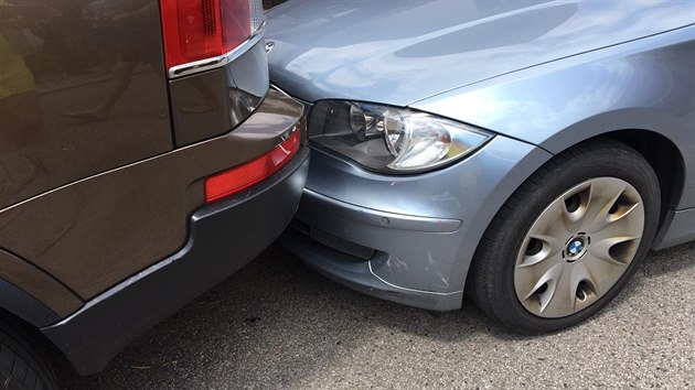 Opilá řidička na skútru nabourala dvě zaparkovaná auta (3.7.2019)