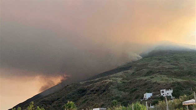 Italsk sopka Stromboli zaala chrlit dm a lvu. (3. ervence 2019)