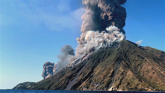 Italsk sopka Stromboli zaala chrlit dm a lvu. (3. ervence 2019)