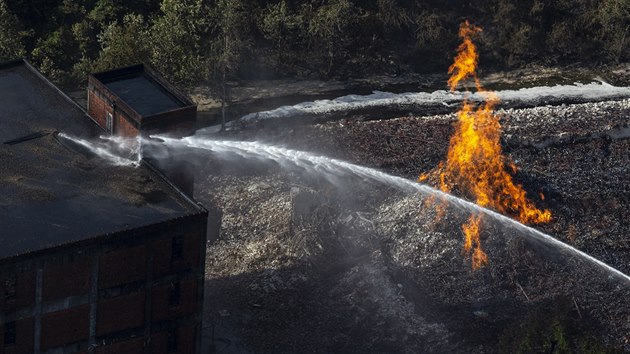 Plameny zachvtily sklad palrny (4.7.2019)